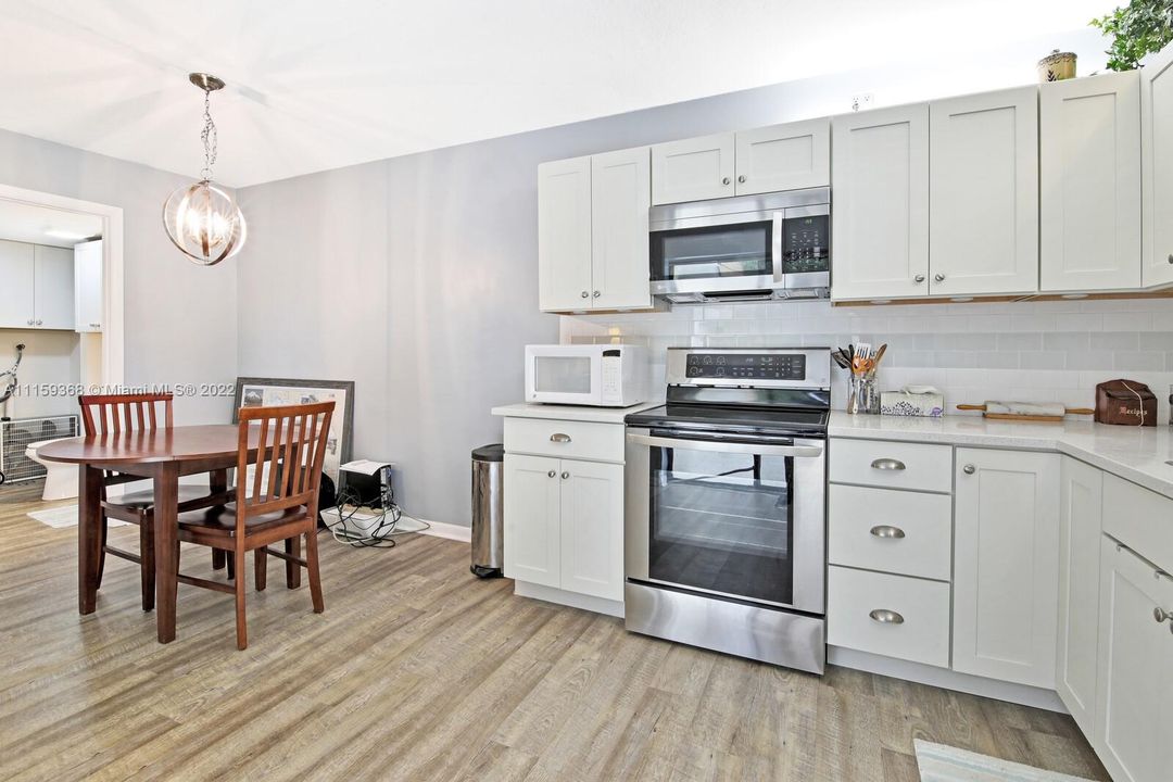 Vendido Recientemente: $270,000 (2 camas, 2 baños, 1288 Pies cuadrados)