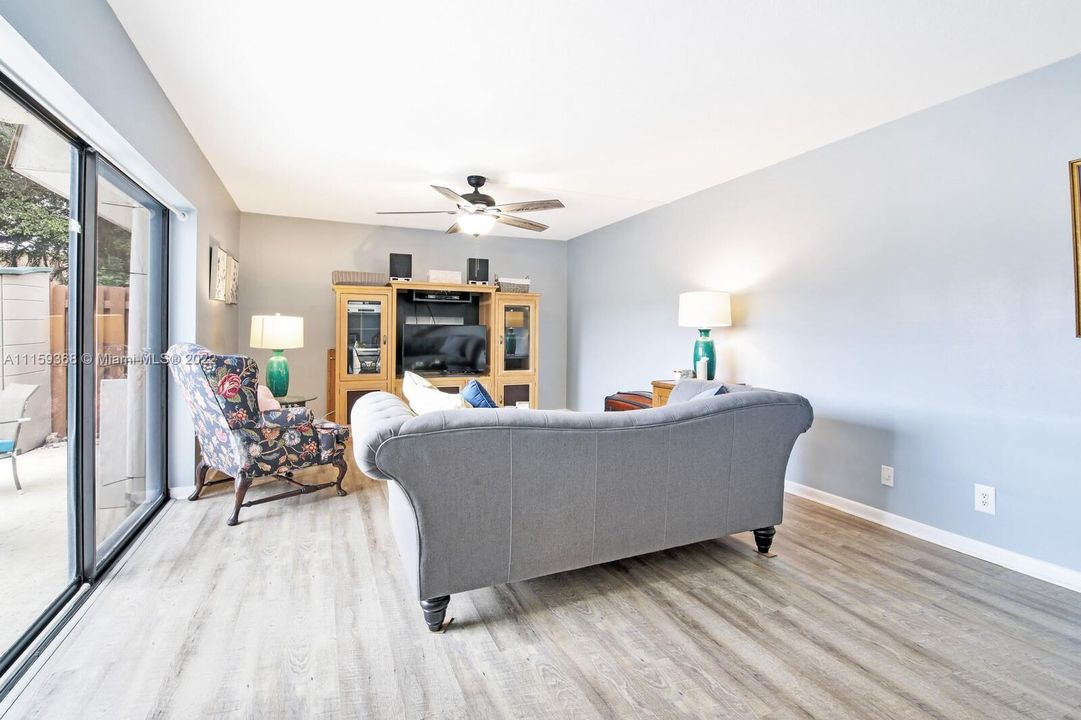 Vendido Recientemente: $270,000 (2 camas, 2 baños, 1288 Pies cuadrados)