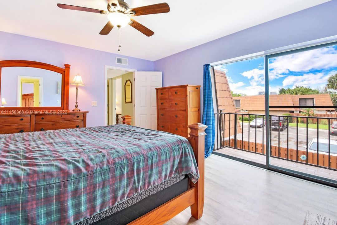 Vendido Recientemente: $270,000 (2 camas, 2 baños, 1288 Pies cuadrados)