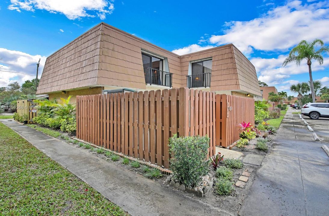 Vendido Recientemente: $270,000 (2 camas, 2 baños, 1288 Pies cuadrados)