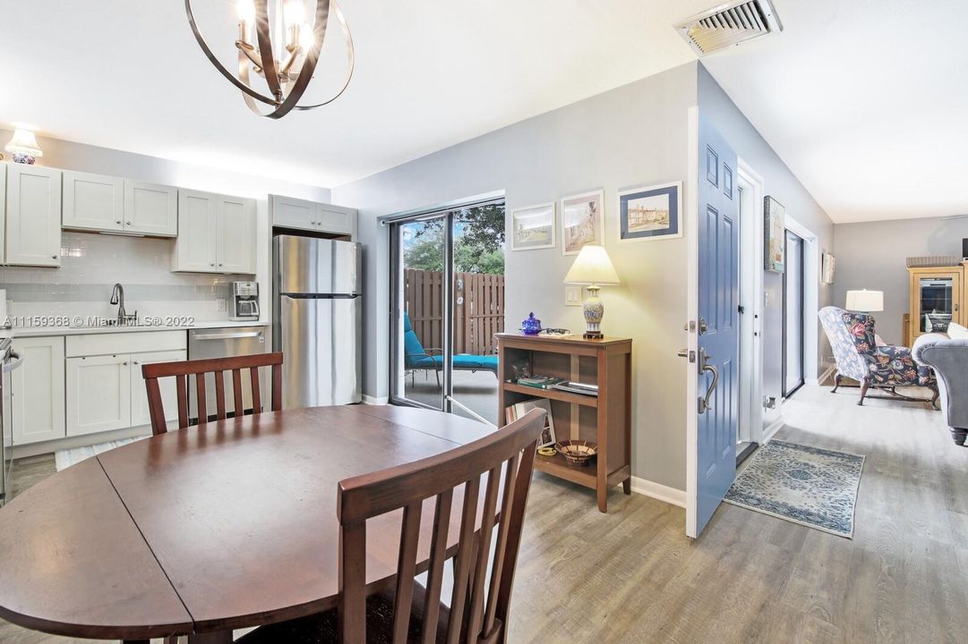 Vendido Recientemente: $270,000 (2 camas, 2 baños, 1288 Pies cuadrados)