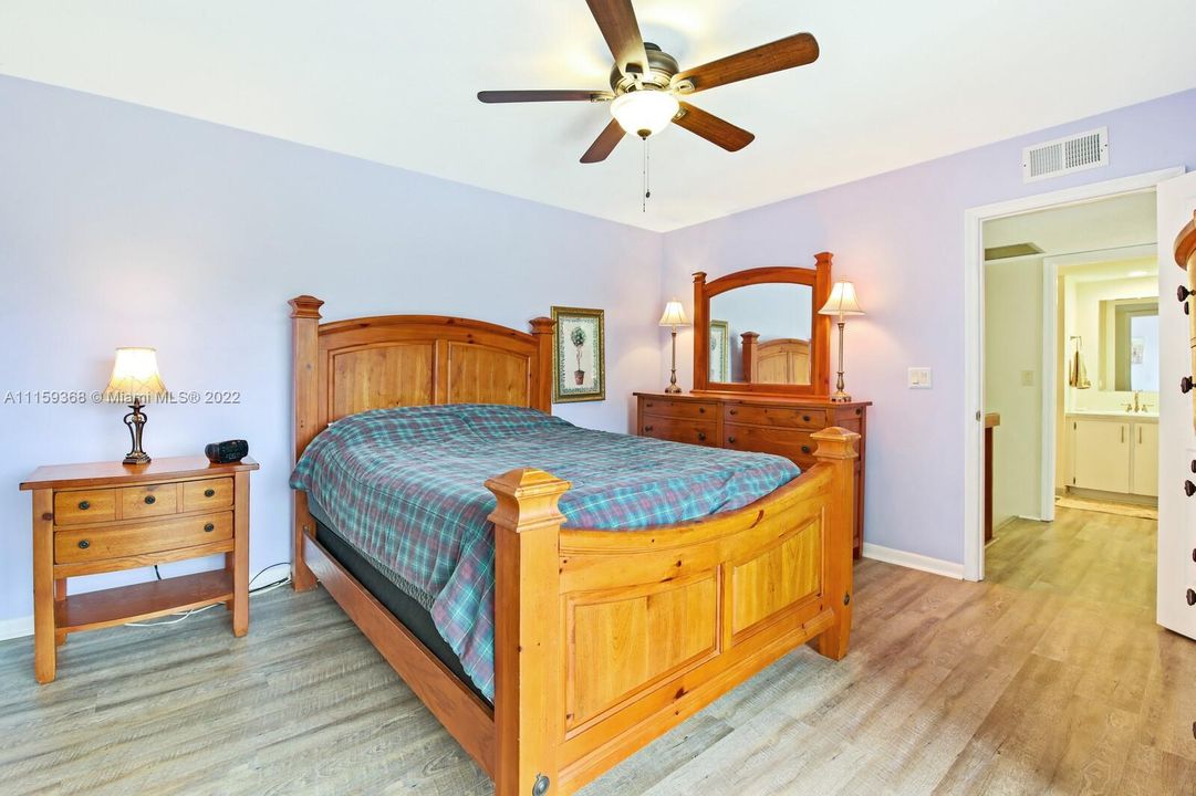 Vendido Recientemente: $270,000 (2 camas, 2 baños, 1288 Pies cuadrados)