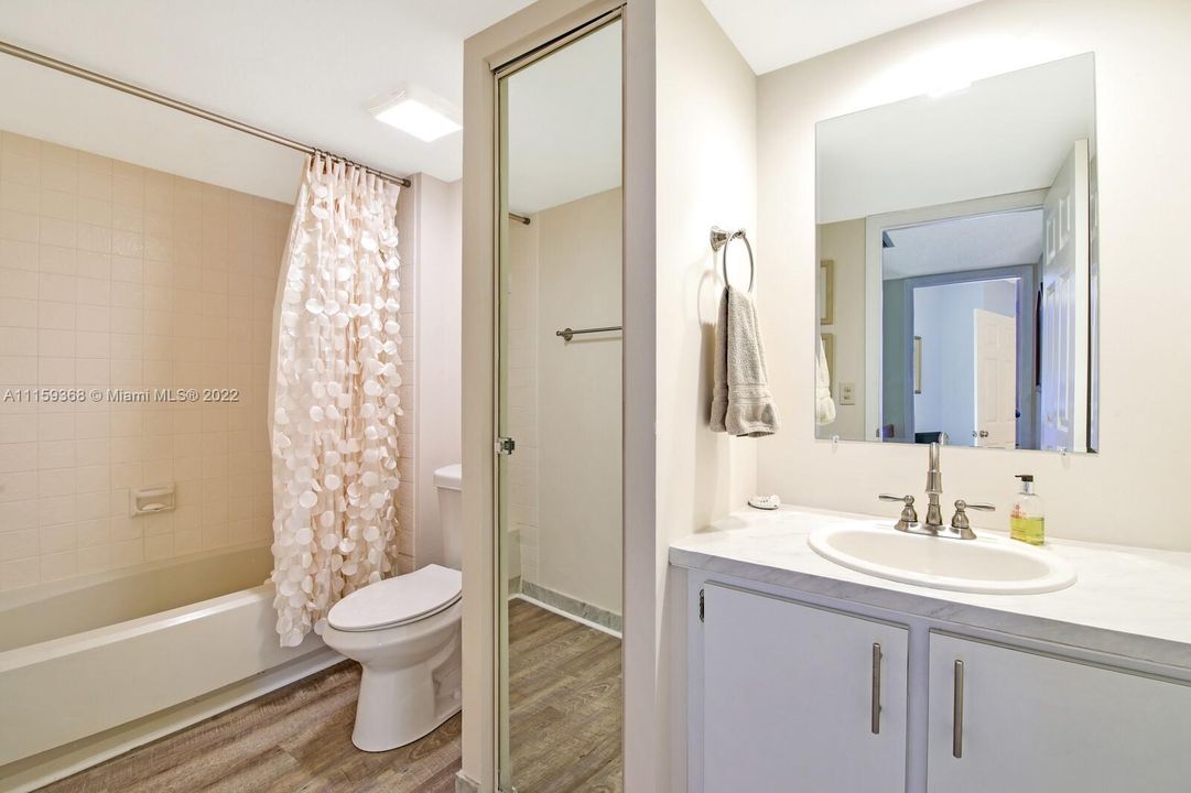 Vendido Recientemente: $270,000 (2 camas, 2 baños, 1288 Pies cuadrados)