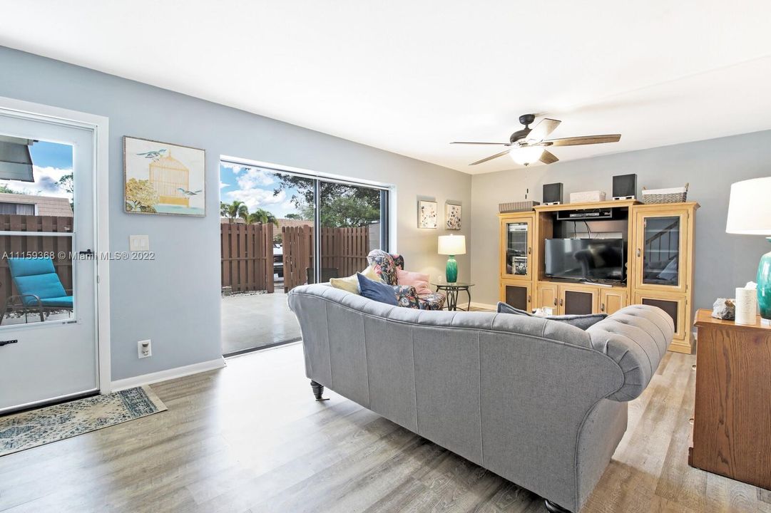 Vendido Recientemente: $270,000 (2 camas, 2 baños, 1288 Pies cuadrados)