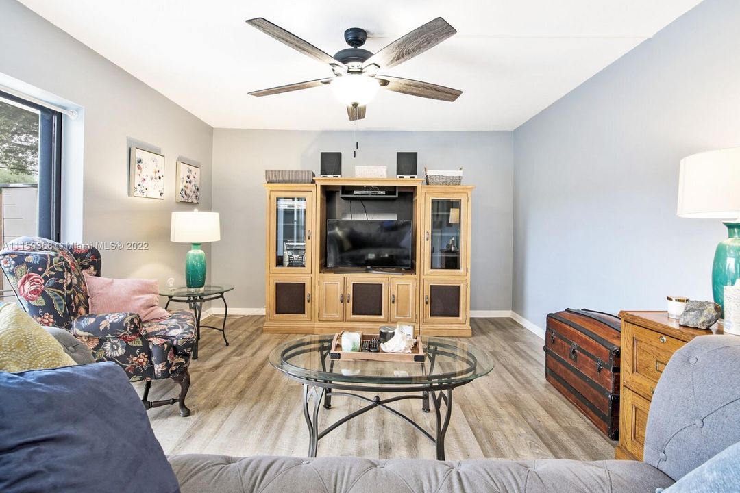 Vendido Recientemente: $270,000 (2 camas, 2 baños, 1288 Pies cuadrados)