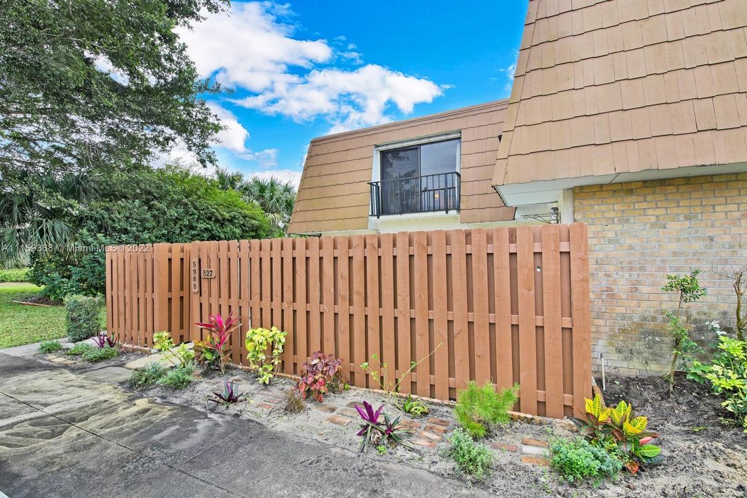 Vendido Recientemente: $270,000 (2 camas, 2 baños, 1288 Pies cuadrados)