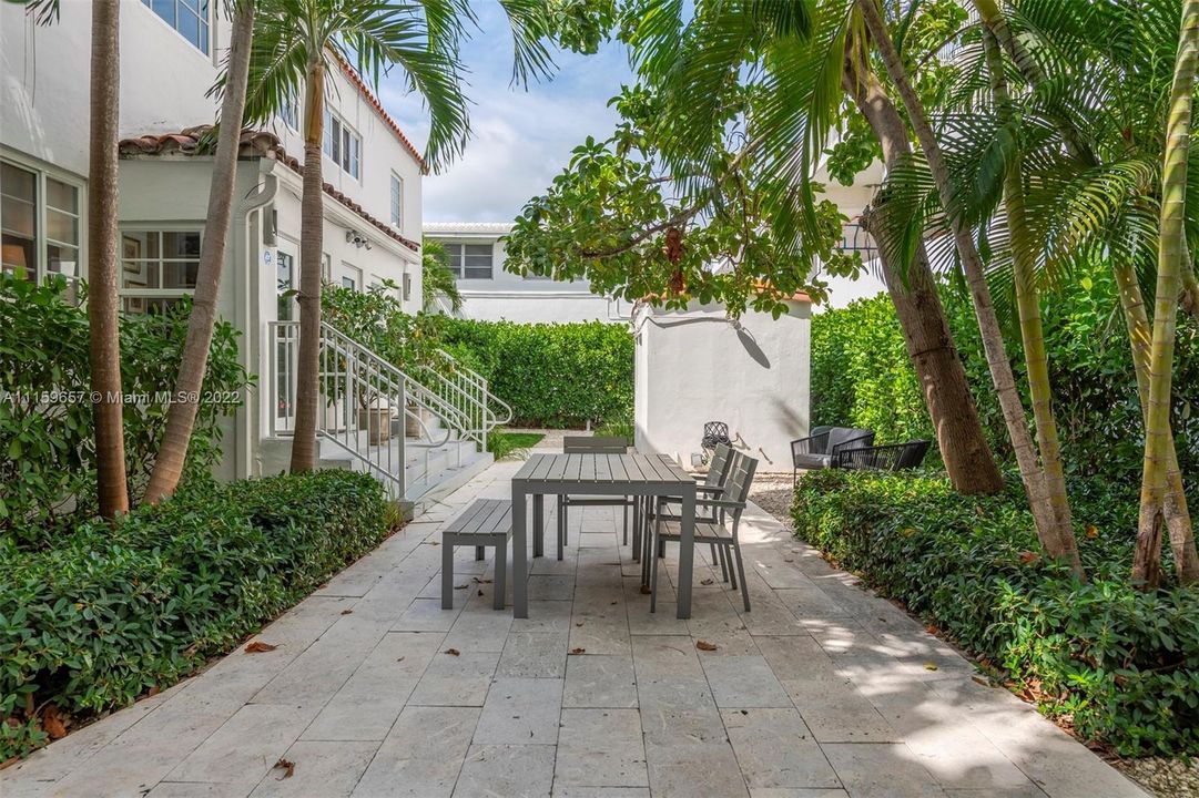 Recently Sold: $2,950,000 (8 beds, 4 baths, 3701 Square Feet)