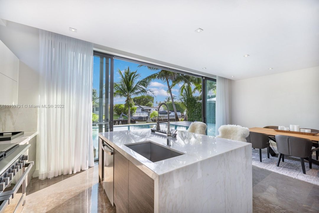 Recently Sold: $4,490,000 (5 beds, 3 baths, 2849 Square Feet)