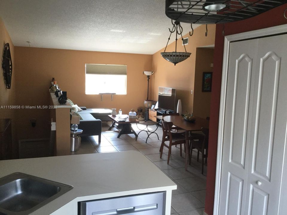 Recently Rented: $1,900 (2 beds, 2 baths, 1110 Square Feet)
