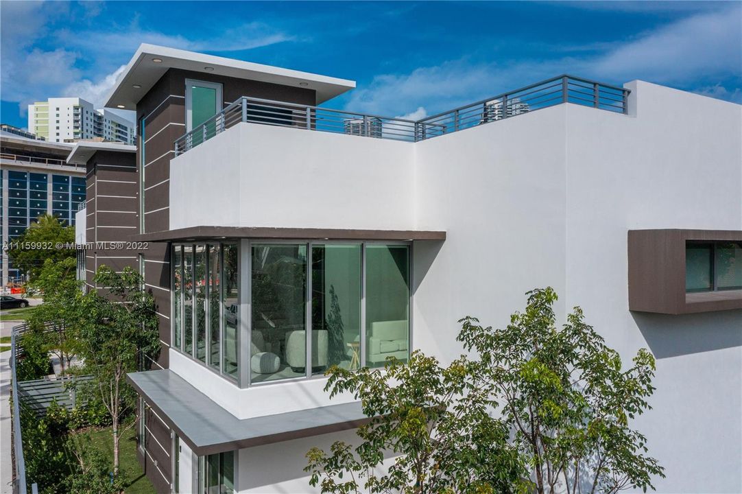 Recently Sold: $2,690,000 (3 beds, 4 baths, 3233 Square Feet)