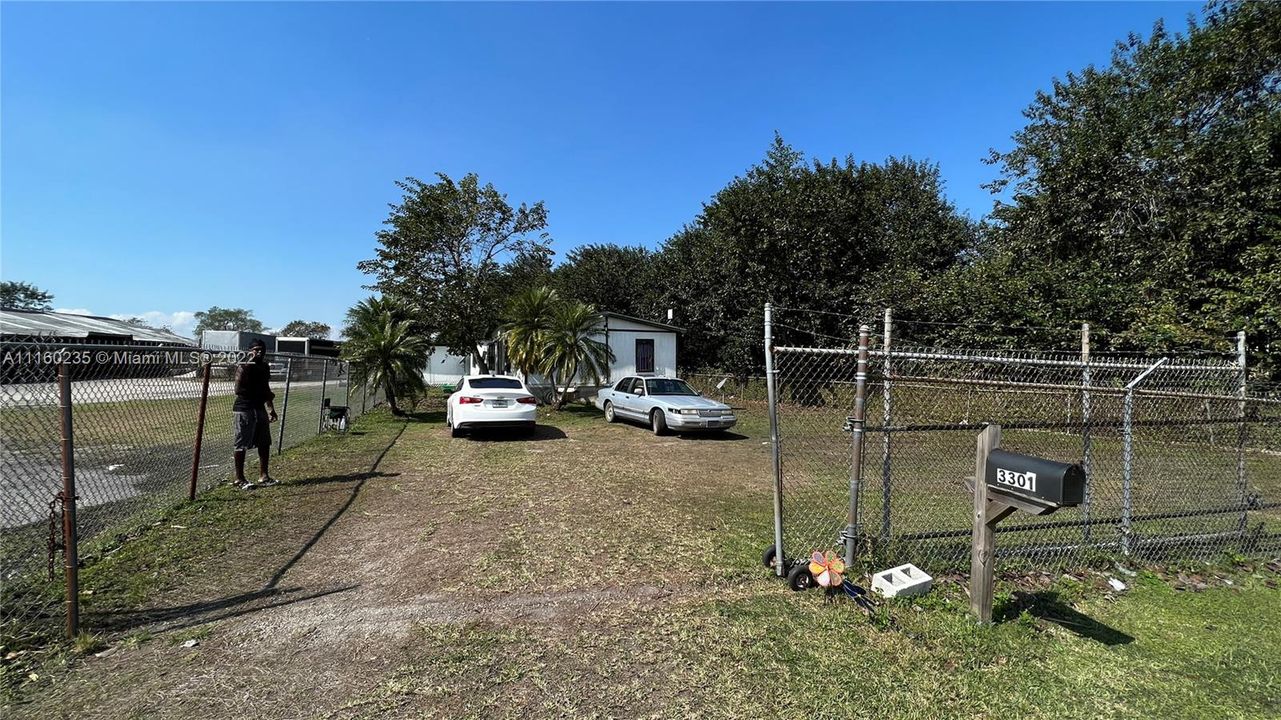 Front view of the mobile home (2000)