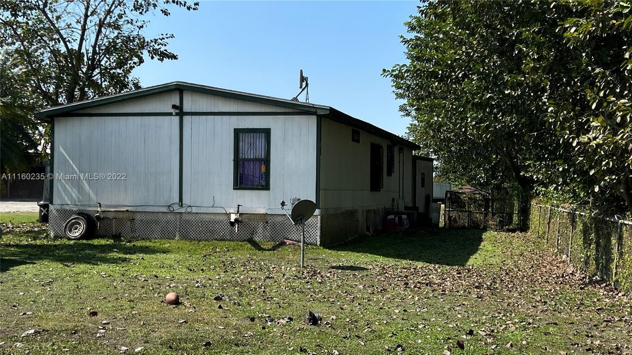 Double-sided mobile home built in 2000