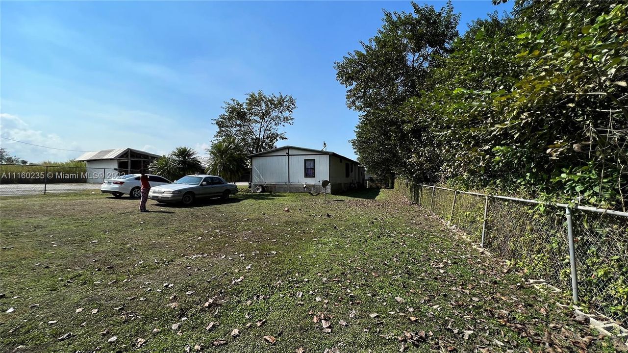 View from a right angle of the Mobile home (2000) and partially of the pole building.