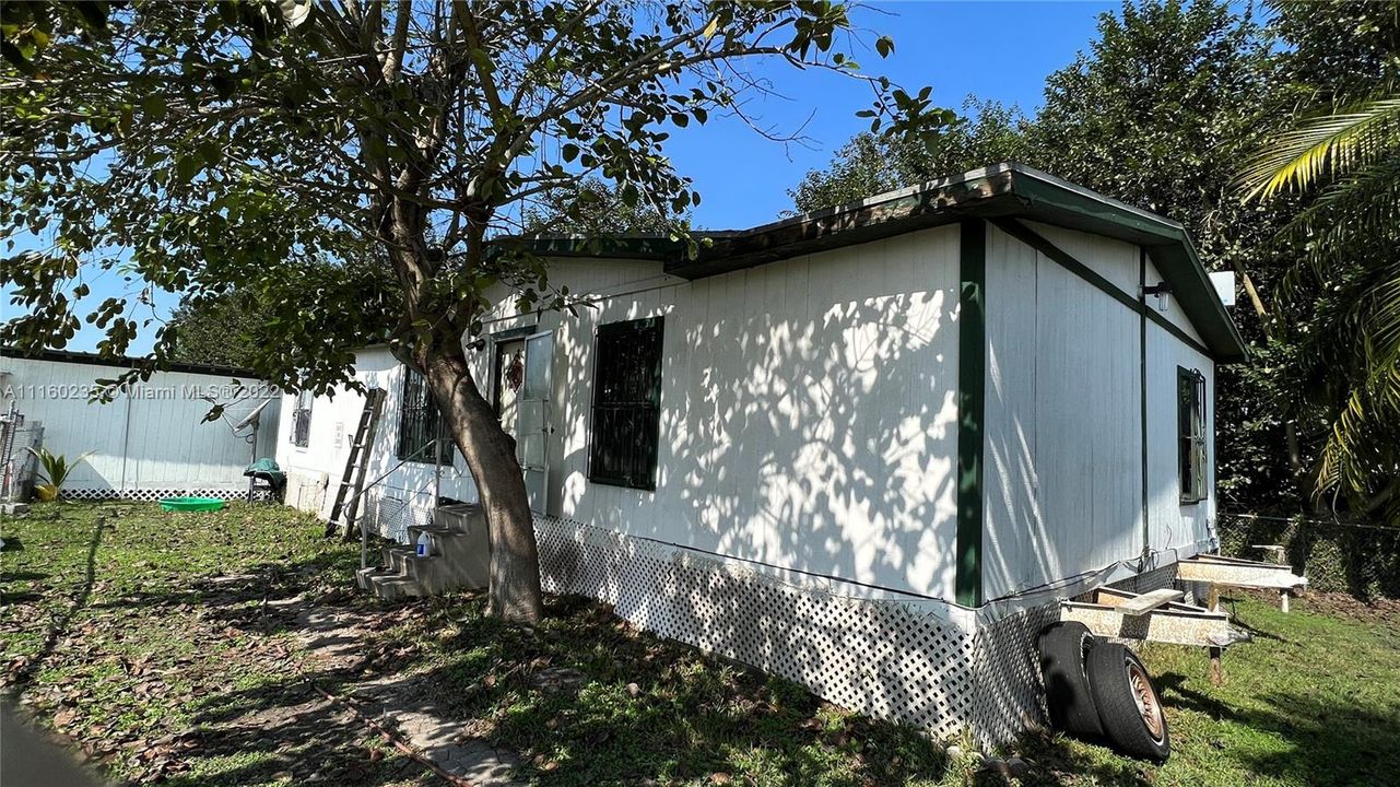 Entrance to the double-sided mobile home rented and built 2000.