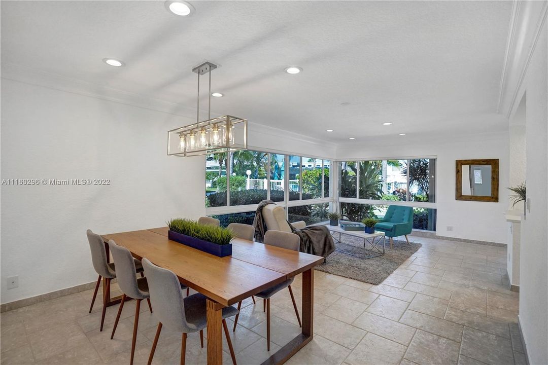 最近售出: $895,000 (3 贝兹, 2 浴室, 1740 平方英尺)