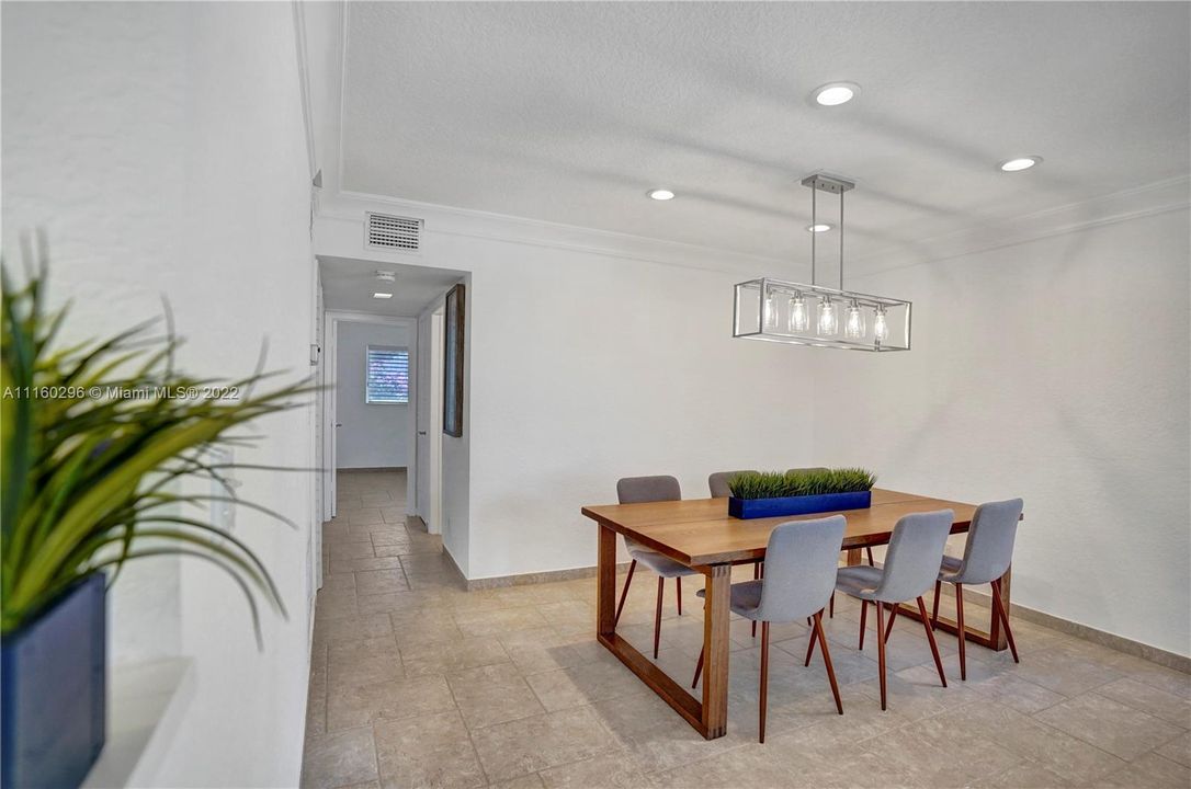 最近售出: $895,000 (3 贝兹, 2 浴室, 1740 平方英尺)