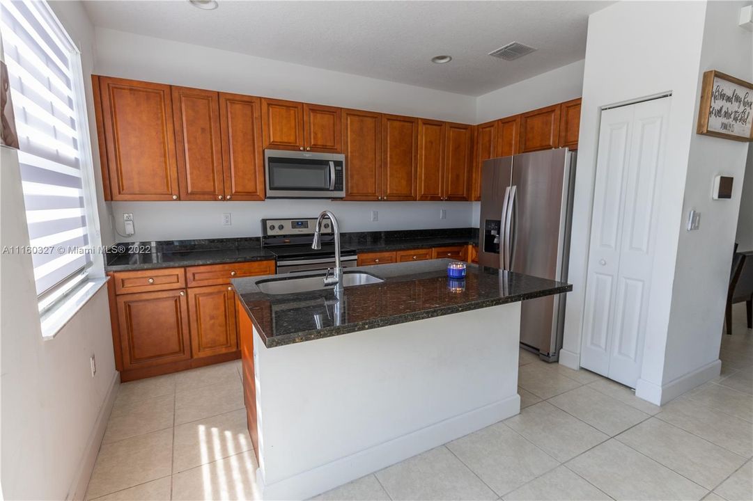 Недавно продано: $430,000 (3 спален, 2 ванн, 1642 Квадратных фут)