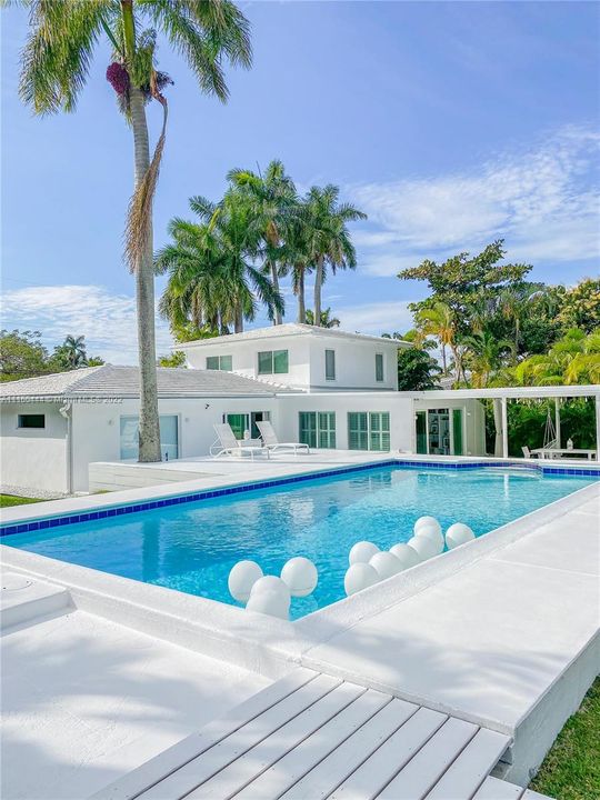 Recently Sold: $1,900,000 (0 beds, 0 baths, 1975 Square Feet)