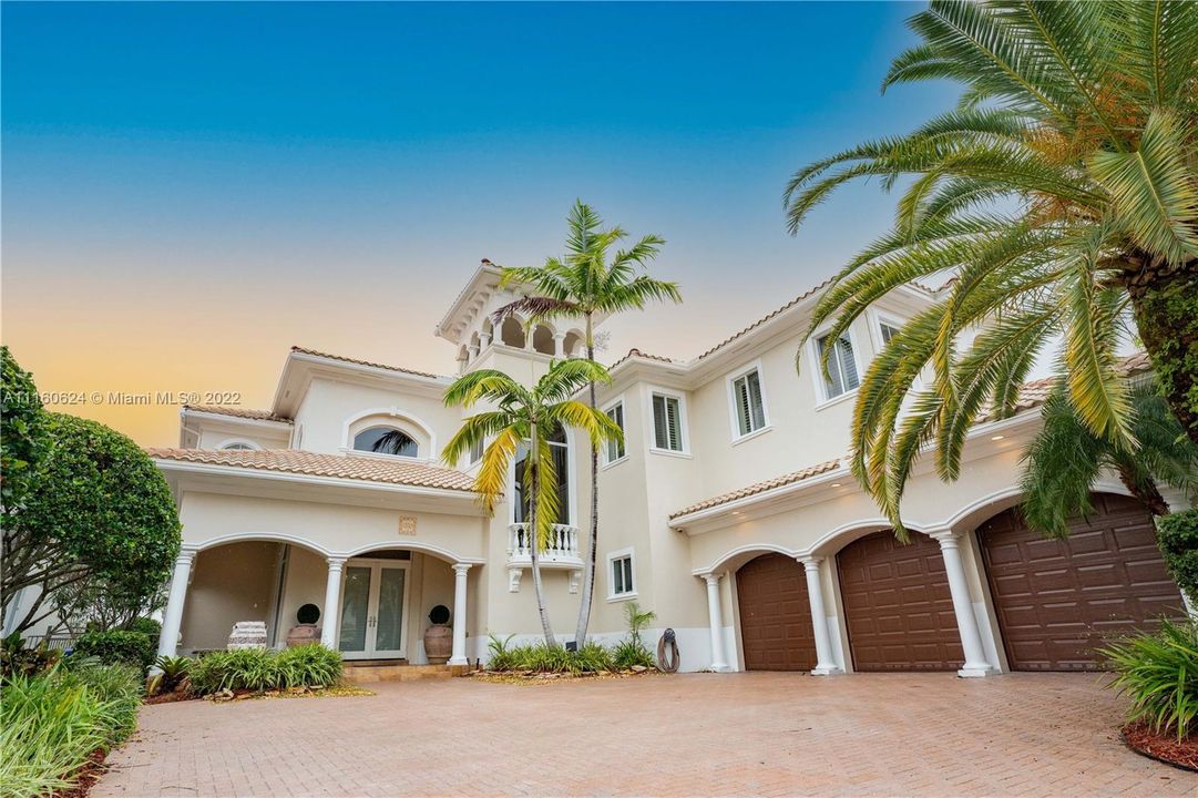 Recently Sold: $2,690,000 (5 beds, 7 baths, 5613 Square Feet)