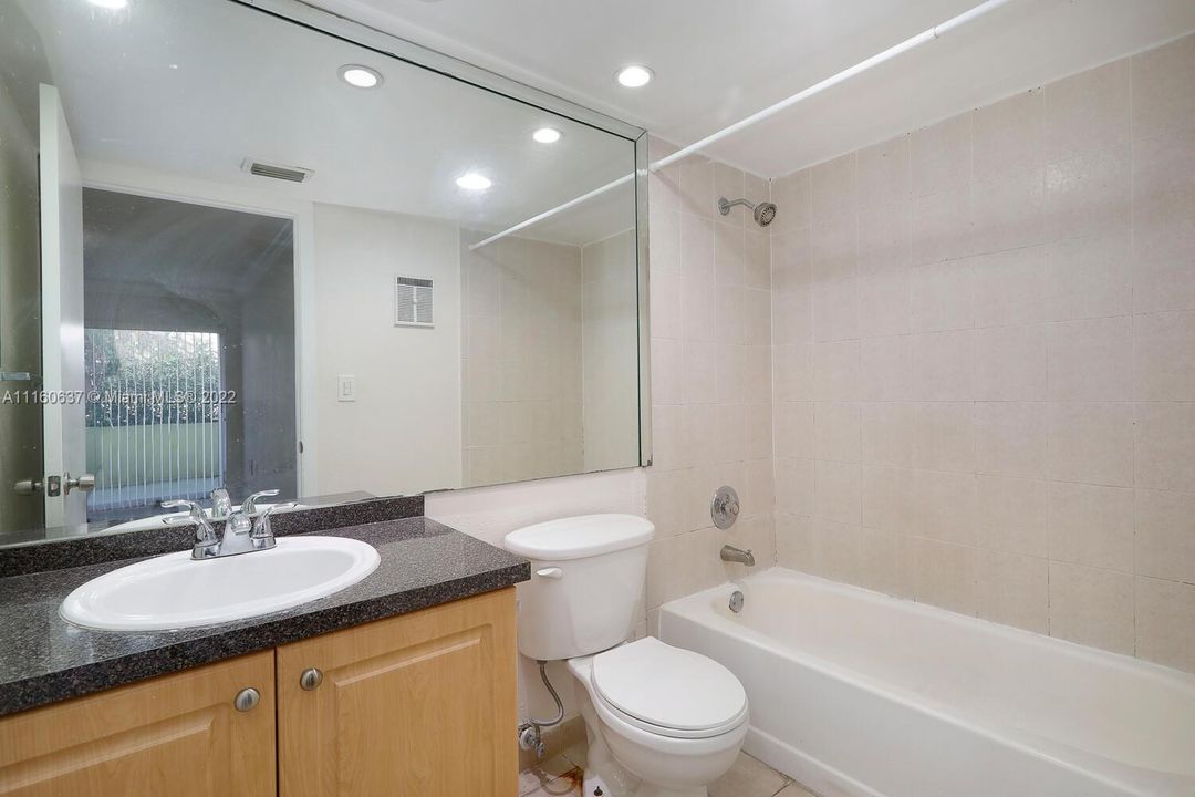 最近售出: $249,900 (2 贝兹, 2 浴室, 1050 平方英尺)