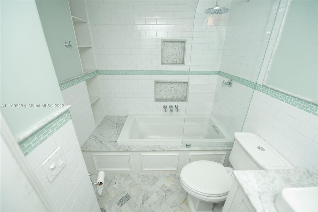 最近售出: $305,000 (2 贝兹, 2 浴室, 1070 平方英尺)