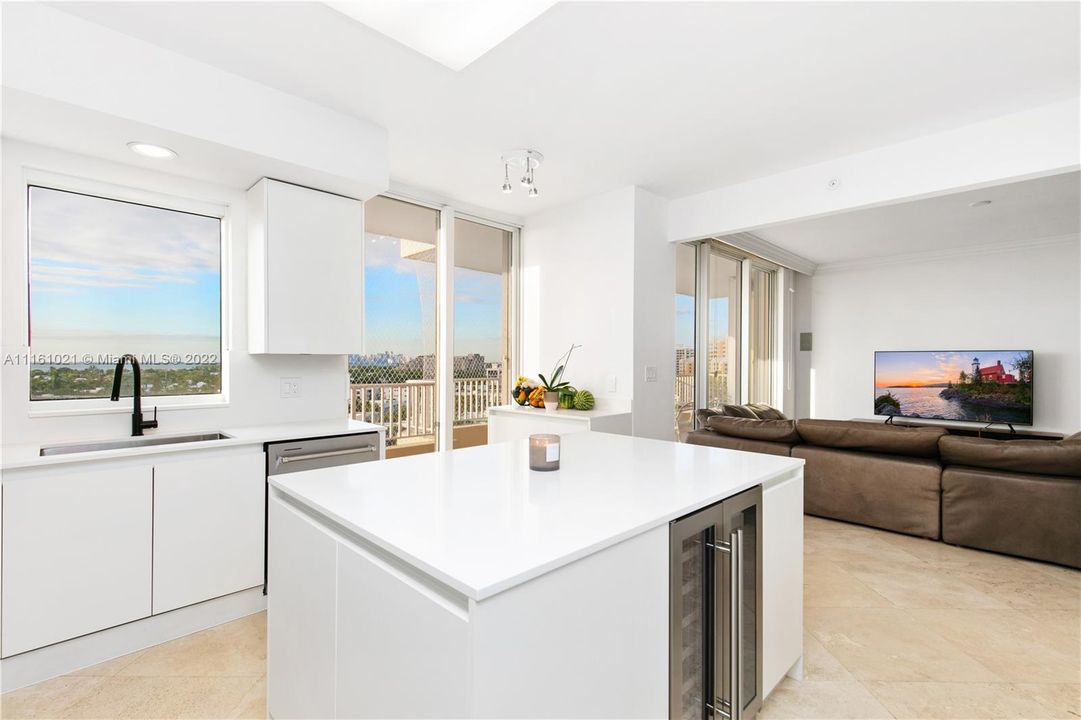 Recently Sold: $3,150,000 (2 beds, 2 baths, 2100 Square Feet)