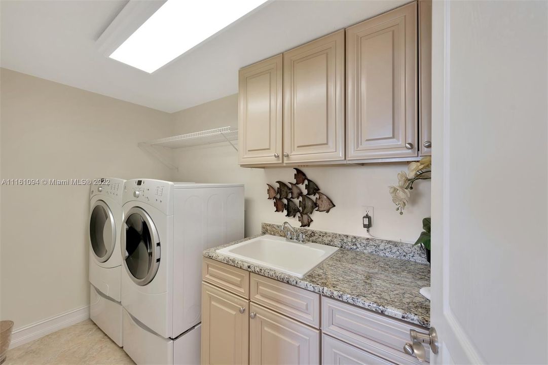 Recientemente alquilado: $5,900 (3 camas, 3 baños, 2833 Pies cuadrados)