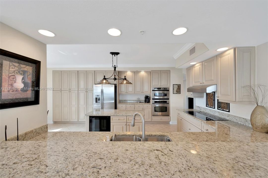 Recientemente alquilado: $5,900 (3 camas, 3 baños, 2833 Pies cuadrados)