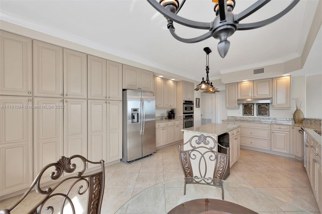 Recientemente alquilado: $5,900 (3 camas, 3 baños, 2833 Pies cuadrados)