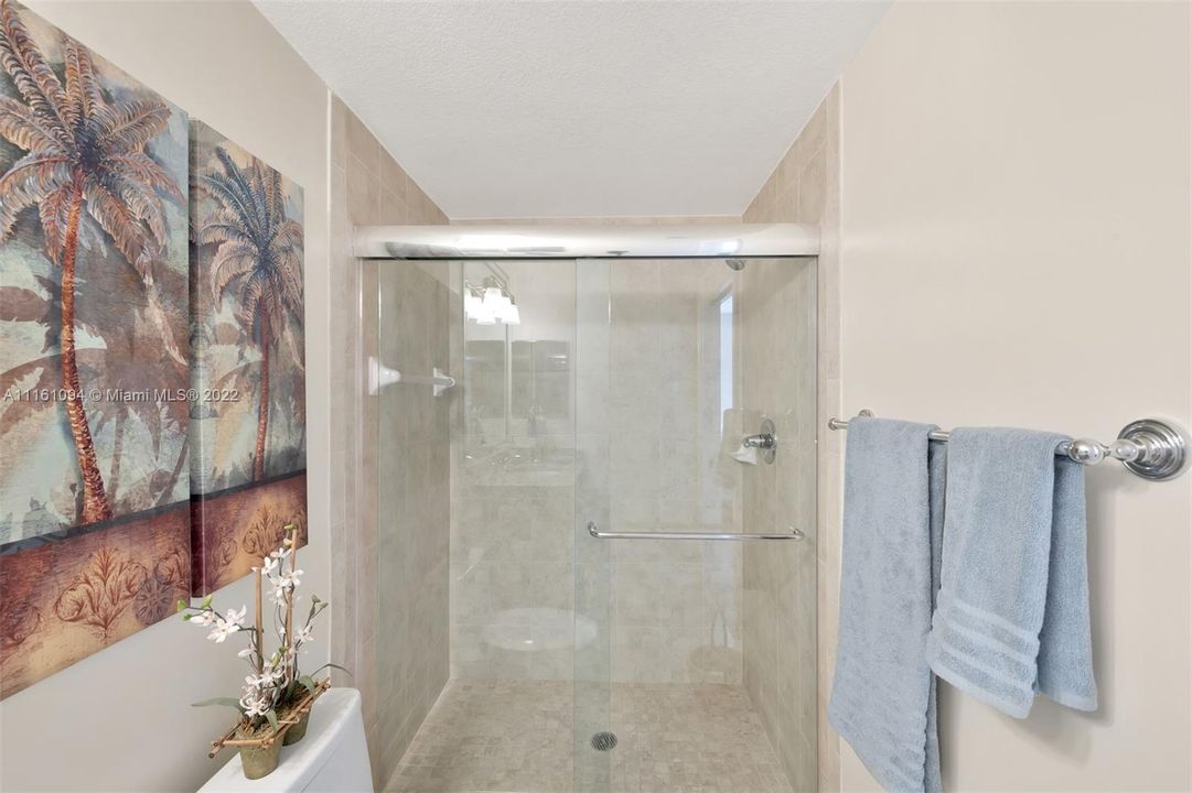 Recientemente alquilado: $5,900 (3 camas, 3 baños, 2833 Pies cuadrados)