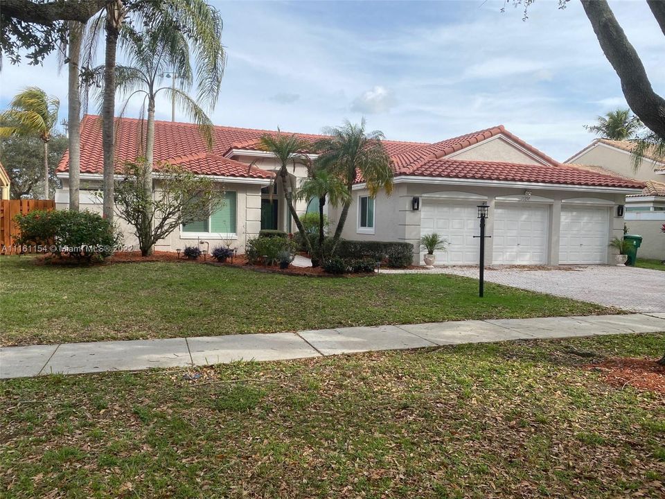 Recently Sold: $800,000 (4 beds, 2 baths, 2502 Square Feet)