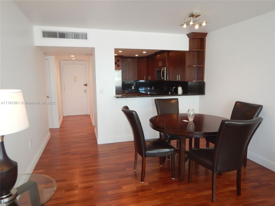 Recently Rented: $2,000 (1 beds, 1 baths, 913 Square Feet)