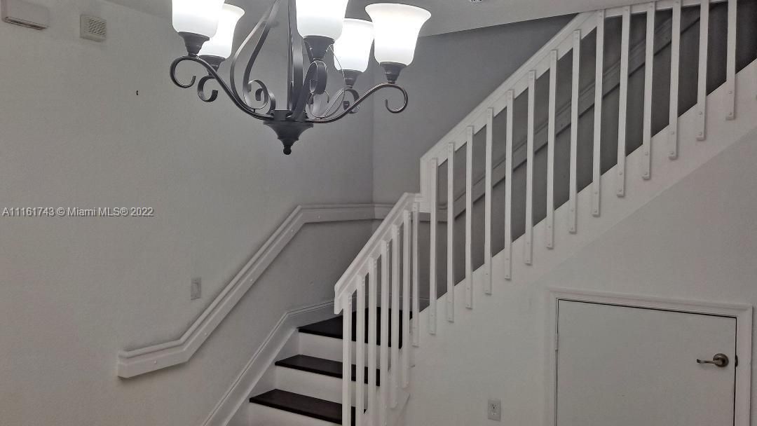 Recently Rented: $2,300 (3 beds, 2 baths, 1424 Square Feet)