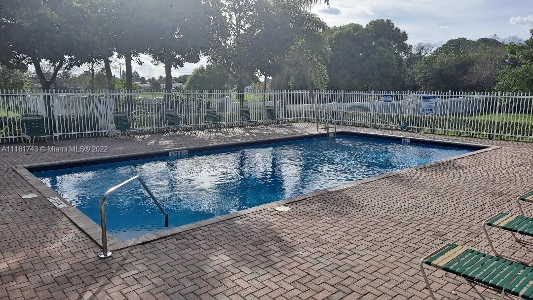 Recently Rented: $2,300 (3 beds, 2 baths, 1424 Square Feet)