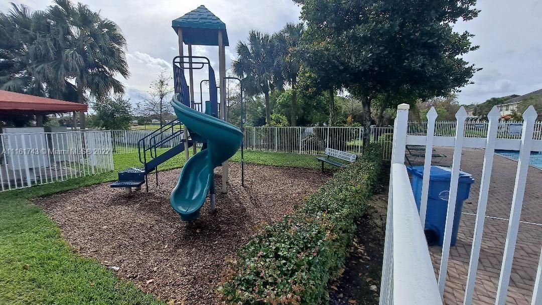 Recently Rented: $2,300 (3 beds, 2 baths, 1424 Square Feet)