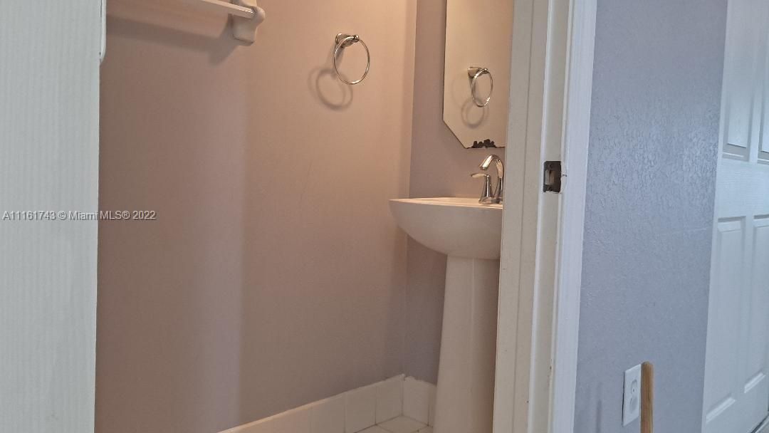 Downstairs 1/2 bathroom