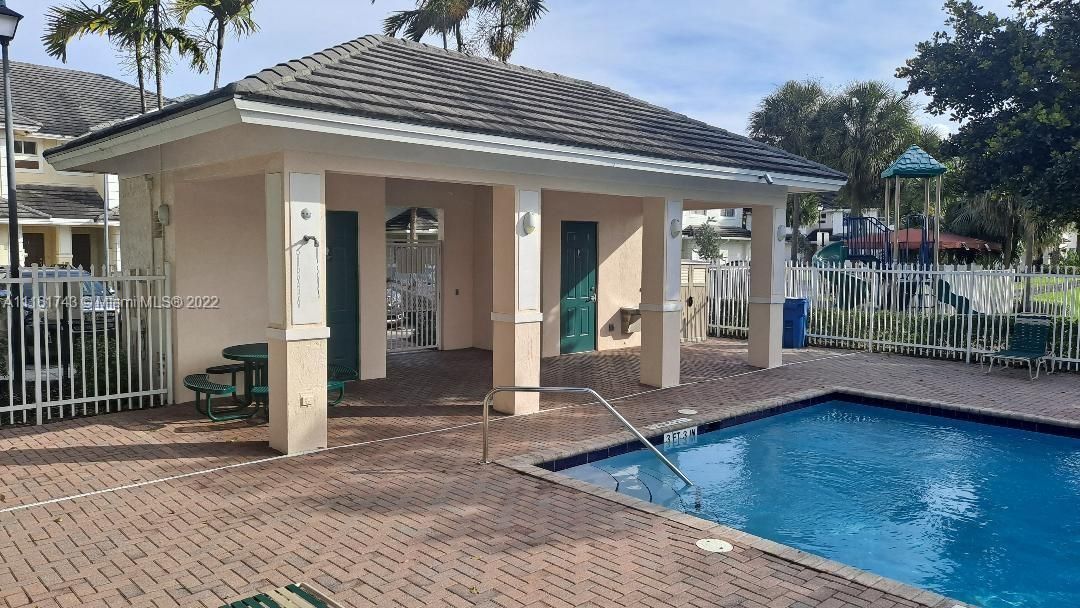 Recently Rented: $2,300 (3 beds, 2 baths, 1424 Square Feet)