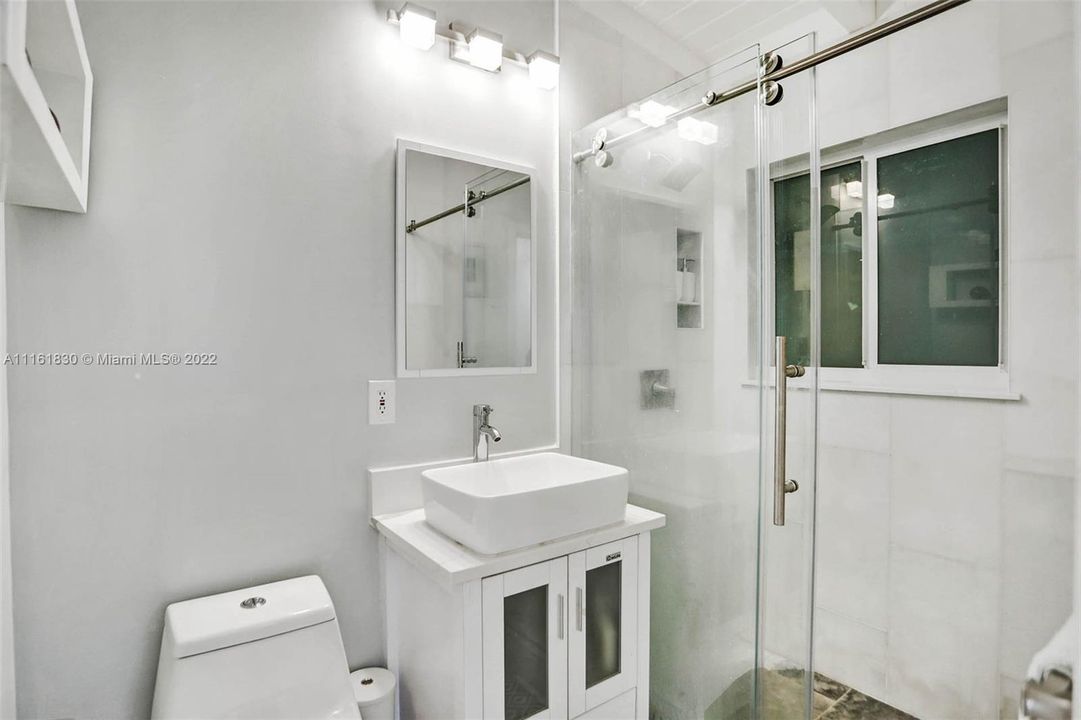 最近售出: $450,000 (3 贝兹, 2 浴室, 1184 平方英尺)