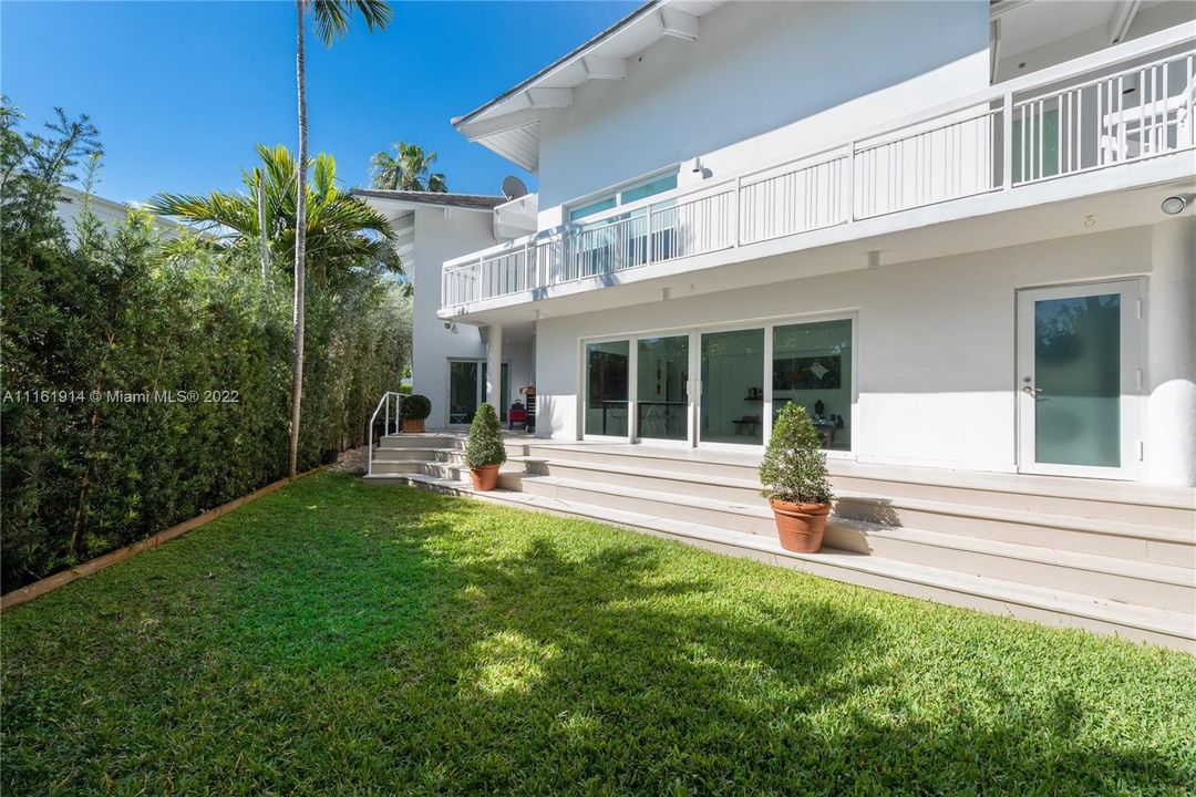 Recently Sold: $4,900,000 (4 beds, 5 baths, 5167 Square Feet)