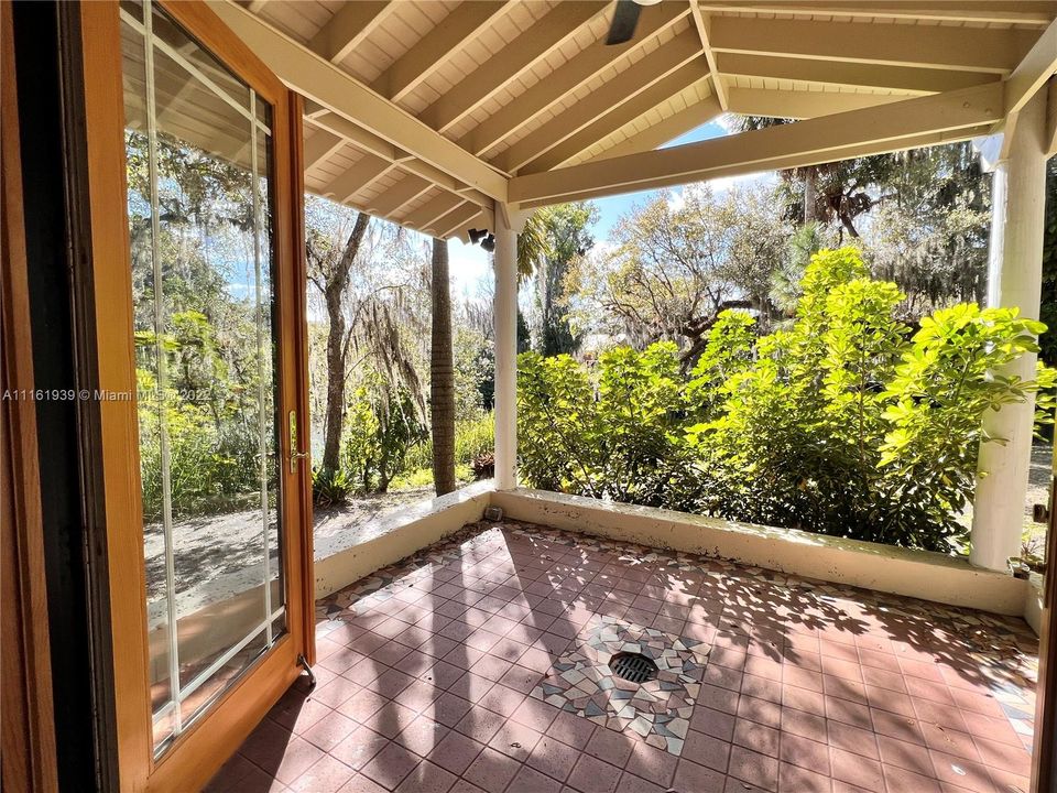 Recently Sold: $1,250,000 (1 beds, 2 baths, 1986 Square Feet)