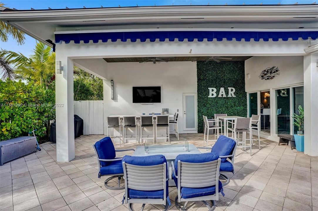 Recently Sold: $2,500,000 (4 beds, 3 baths, 2036 Square Feet)