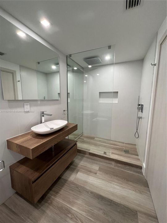 Недавно арендовано: $3,250 (1 спален, 1 ванн, 806 Квадратных фут)