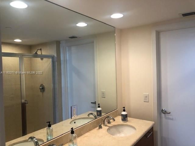 最近租的: $4,500 (2 贝兹, 2 浴室, 1357 平方英尺)