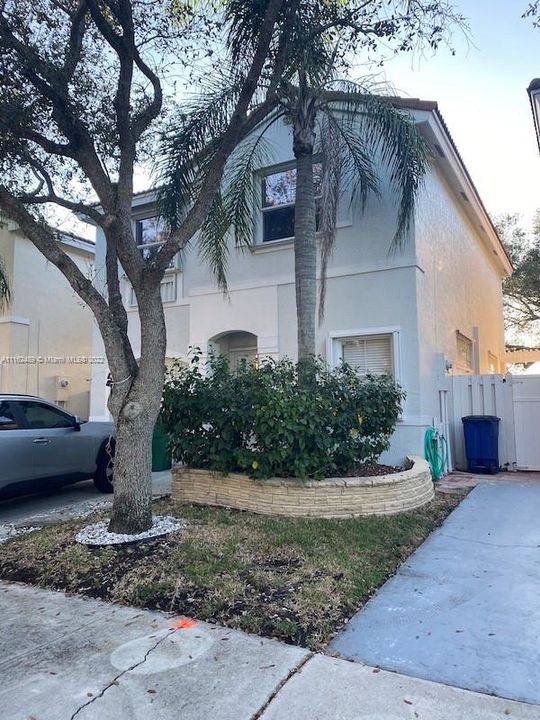 Recently Sold: $460,000 (3 beds, 2 baths, 1797 Square Feet)