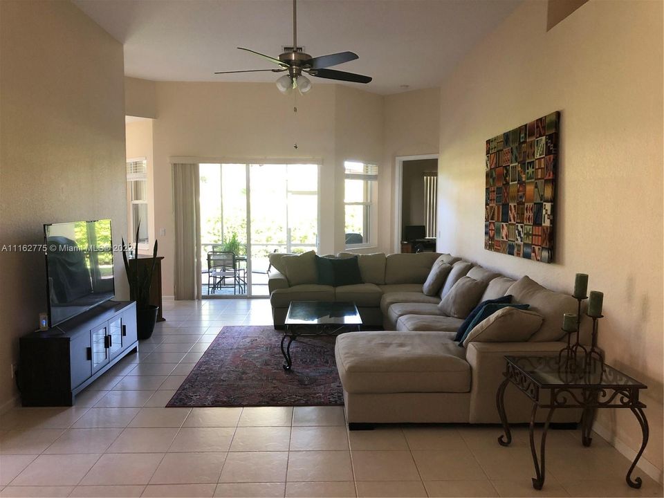 Vendido Recientemente: $499,995 (3 camas, 2 baños, 2117 Pies cuadrados)