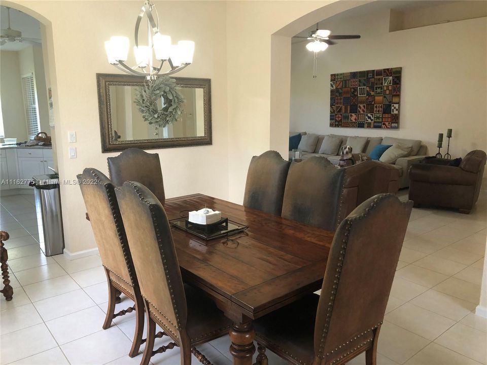 Vendido Recientemente: $499,995 (3 camas, 2 baños, 2117 Pies cuadrados)