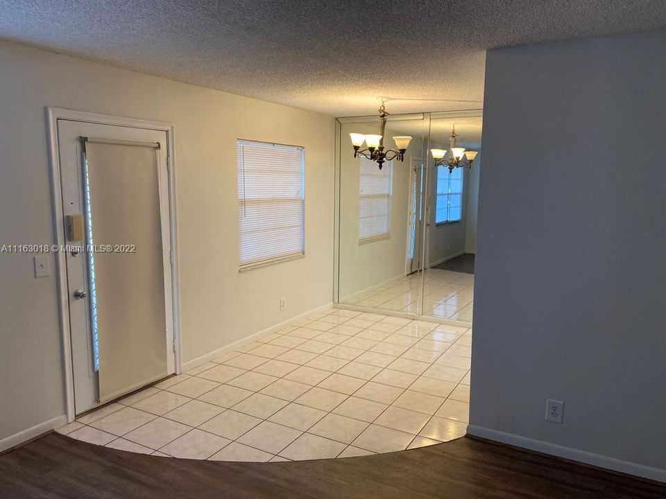 Recently Rented: $1,750 (2 beds, 1 baths, 953 Square Feet)