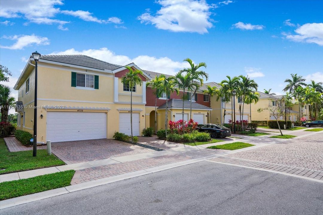 Recently Sold: $425,000 (3 beds, 2 baths, 1696 Square Feet)