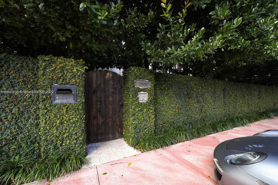 Front Gate - Privacy wall 6 ft tall
