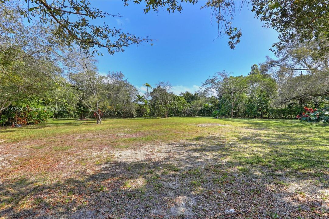 Vendido Recientemente: $1,325,000 (0.98 acres)